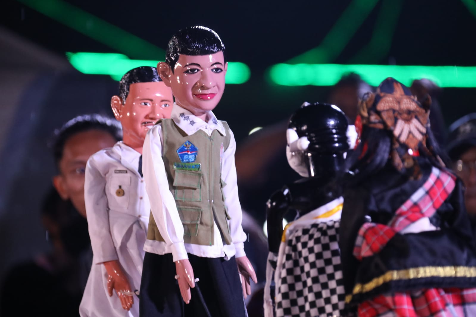 Wayang golek yang merepresentasikan Kepala BNPB Letjen TNI Suharyanto S.Sos., M.M ditampilkan dalam pagelaran Budaya Sadar Bencana (BSB) yang diinisiasi BNPB untuk memberikan edukasi dan literasi kebencanaan di Alun-alun Kabupaten Sumedang, Provinsi Jawa Barat, pada Sabtu (8/7). 